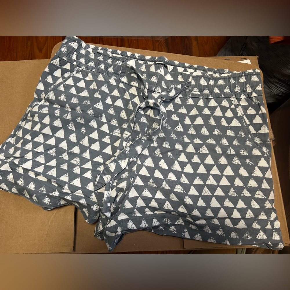 Loft grey & white pattern size 10 shorts